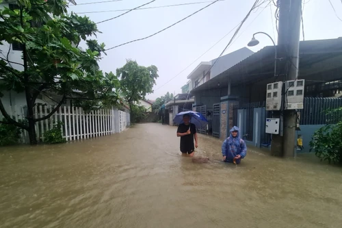 Nước lũ sông Hương cuồn cuộn đổ về Huế, vượt đỉnh lũ năm 2022