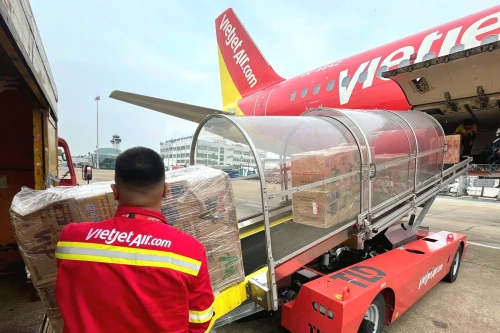 Những chuyến bay Vietjet chở đầy yêu thương 
