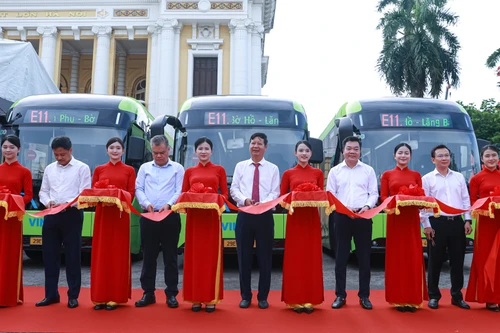 Mở tuyến buýt điện miễn phí E11, lộ trình Bờ Hồ- Yên Phụ