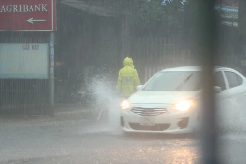 Bắc bộ mưa giông dài ngày, thời tiết vẫn oi nóng