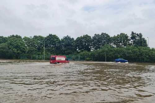 Đường gom Đại lộ Thăng Long vẫn ngập, xe máy được đi vào làn cao tốc