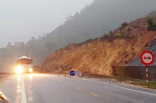 Mưa lớn kéo dài, cao tốc La Sơn- Túy Loan bị sạt lở nhiều điểm, nguy cơ mất an toàn