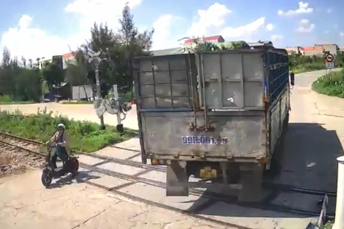 Xe tải cố tình húc bay gác chắn tàu đang hạ làm 1 người đi đường bị thương