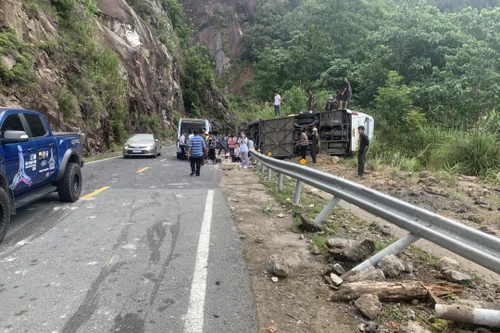 Hé lộ nguyên nhân ban đầu khiến xe chở khách du lịch bị lật làm 4 người Trung Quốc tử vong