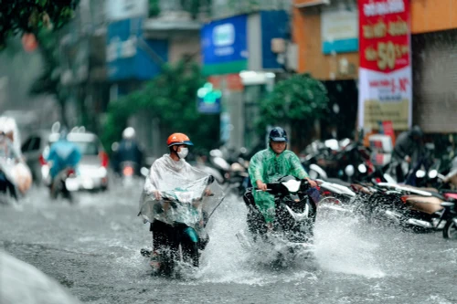 Mưa lớn suốt đêm, hàng loạt trường học thông báo chuyển sang học trực tuyến ngày 7/10