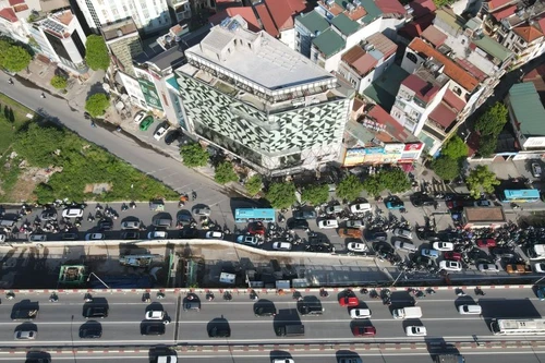 Tổ chức lại giao thông quanh nút giao Mai Dịch để hạn chế ùn tắc do rào chắn thi công 