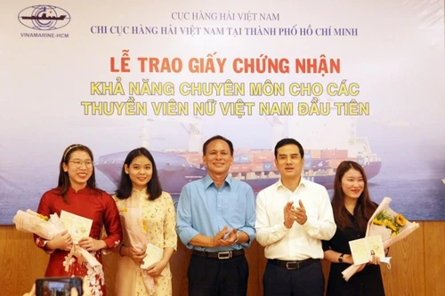 Ba nữ thuyền viên tàu biển đầu tiên của Việt Nam được cấp Giấy chứng nhận chuyên môn