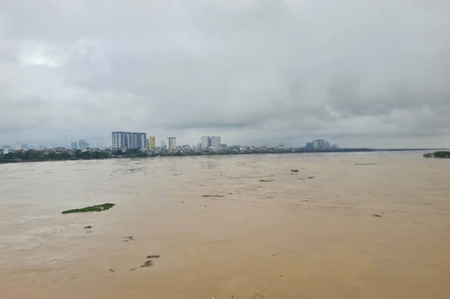 Hà Nội lại sắp mưa giông lớn, nước sông Hồng cứ 1 tiếng dâng cao 10cm