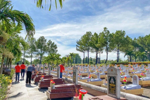 Tháng 7 về miền Trung dâng hương tưởng nhớ các anh hùng liệt sĩ