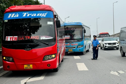 Lập thêm điểm dừng đỗ cho xe hợp đồng, lo ngại biến tướng thành "bến cóc"
