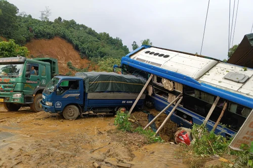 Phân luồng phương tiện lưu thông qua điểm sạt lở trên quốc lộ 2 Hà Giang