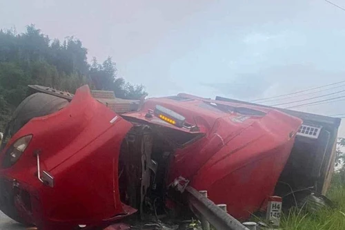 Xe đầu kéo đâm vào tôn hộ lan rồi đổ lật ra đường, lái xe tử vong 