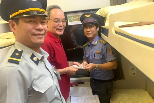 Cán bộ hưu trí đi tàu về quê sơ ý đánh rơi gần 20 triệu được tiếp viên trao lại