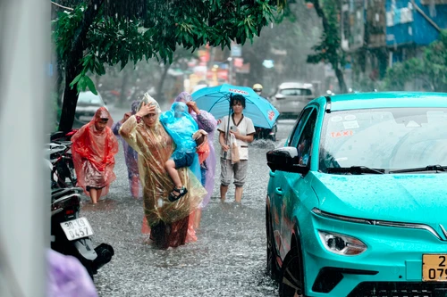 Bão số 5 suy yếu thành áp thấp, Hà Nội và Bắc bộ mưa trắng trời