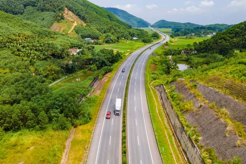 Thí điểm cấm xe tải, xe khách chạy làn 1 trên cao tốc Nội Bài- Lào Cai