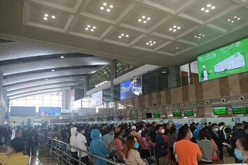 Khách đi máy bay về cần hạn chế tiếp xúc với người xung quanh