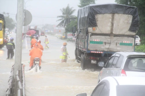 Trung bộ mưa lớn kéo dài nhiều ngày, vùng cao Bắc Trà My bị cô lập 