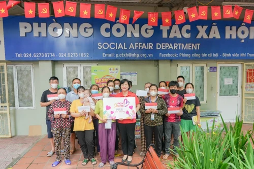 ROX Share tặng quà 1/6 cho bệnh nhi khó khăn