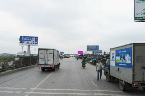 Hành lang an toàn quốc lộ 5 qua Hưng Yên bị lấn chiếm nghiêm trọng, mất an toàn