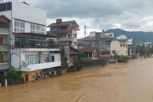 Nước lũ cuồn cuộn dâng nhấn chìm nhiều làng mạc, khu dân cư phía Bắc