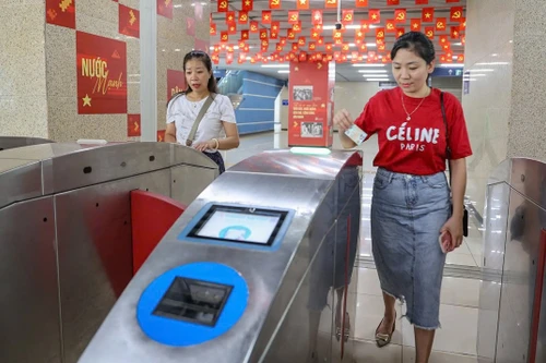 Hành khách đi metro Cát Linh- Hà Đông bằng định danh được hỗ trợ tiền vé 