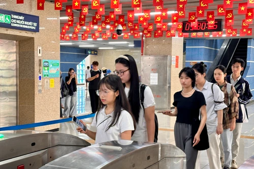 Đi tàu điện trên cao Cát Linh- Hà Đông bằng định danh điện tử