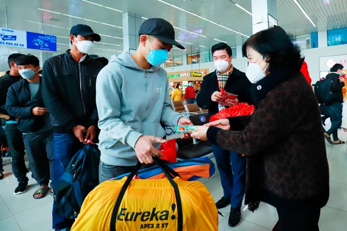 Người lao động hồ hởi chờ đợi chuyến bay miễn phí về quê đón Tết