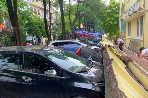 (Video) Hiện trường vụ sập tường bao trường Mầm non Mai Dịch làm bẹp 13 ô tô