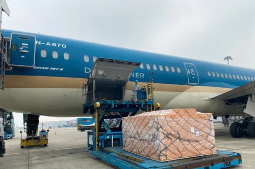 Vận chuyển gần 30 tấn hàng hóa cứu trợ đến Myanmar