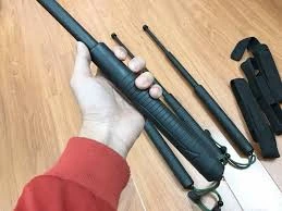 Khách định mang gậy ba khúc và dùi cui điện lên máy bay nhưng không trót lọt