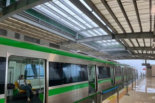 Nhà ga metro Cát Linh- Hà Đông bị tốc mái gây dột, kiến nghị sửa chữa khẩn