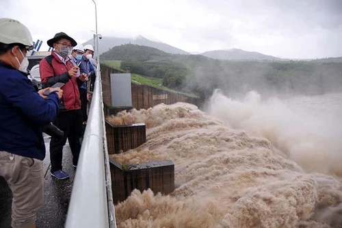 Mưa lũ miền Trung- Tây Nguyên làm 19 người chết và mất tích: Phối hợp vận hành xả lũ hồ chưa tốt