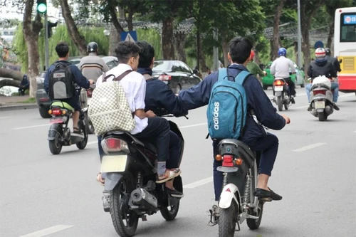 Hà Nội yêu cầu trường học lắp camera khu vực cổng trường để ghi nhận vi phạm giao thông