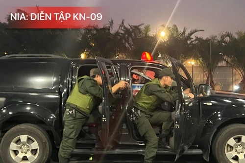 Diễn tập trấn áp đối tượng sử dụng xe 16 chỗ tấn công sân đỗ tàu bay tại Nội Bài