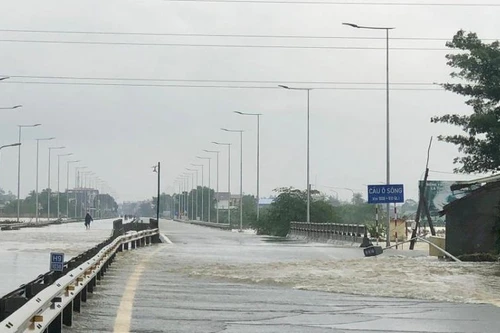 Quốc lộ 1 qua Quảng Ngãi ngập sâu, đường bộ và đường sắt cùng tê liệt