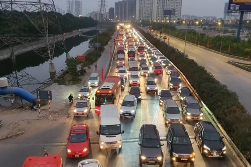 Bến xe vắng lặng, cửa ngõ Thủ đô ùn nhẹ ngày cuối nghỉ Tết Nguyên đán