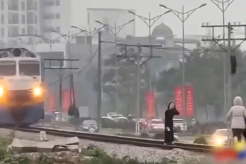 Hai phụ nữ thả dáng trên đường ray khi tàu đang chạy bị xử phạt ra sao?