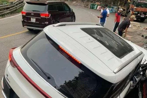 Ô tô đang lưu thông bất ngờ bị lật trên đèo Bảo Lộc, 1 cháu bé tử vong