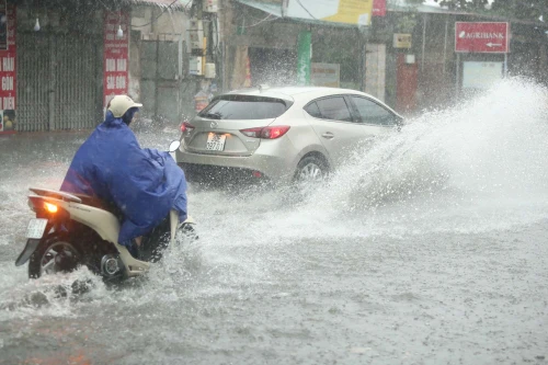 Bắc bộ nắng nóng đỉnh điểm trước khi đón mưa giông từ đêm nay
