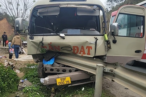 Xe khách tự đâm vào hộ lan đường làm 6 người bị thương