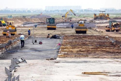 Đường băng Tân Sơn Nhất lại nứt, phải sửa chữa vá hư hỏng