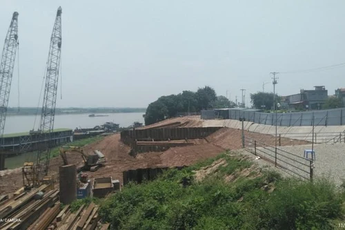 Người dân bất an vì đê sông Hồng lún, nứt do thi công dự án nhà máy nước mặt sông Hồng