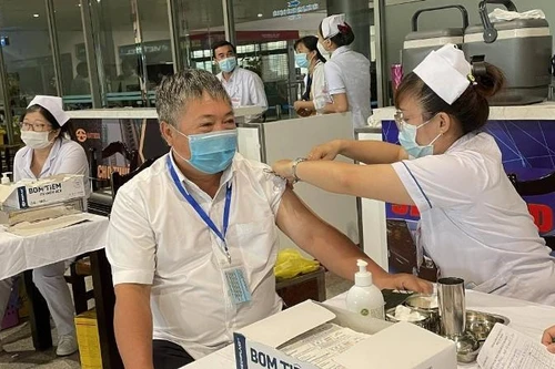 Kiến nghị các địa phương ưu tiên tiêm vaccine Covid-19 cho nhân viên hàng không