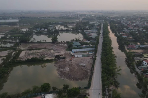 Thanh Trì: Xe tải chở bùn, đất rầm rập đi san lấp đất nông nghiệp trong đêm