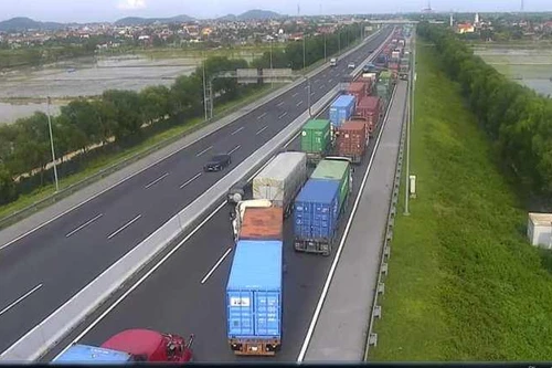 Cao tốc Hà Nội- Hải Phòng ùn tắc do Hải Phòng kiểm soát y tế xe ra vào