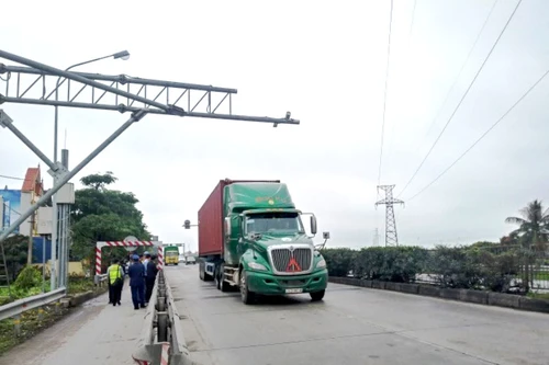 Ô tô chở quá tải trọng, che biển kiểm soát khi qua trạm cân lưu động trên quốc lộ 5 
