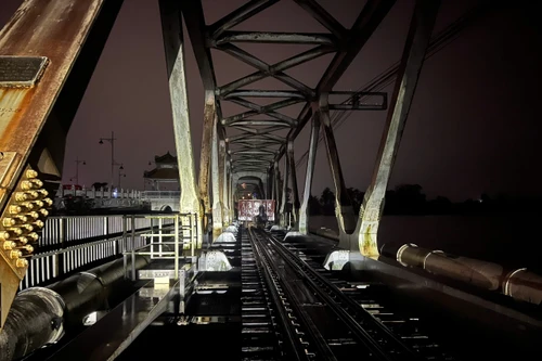 Đưa đoàn tàu 19 toa chở 660 tấn đá giữ cầu Bạch Hổ trước nước lũ