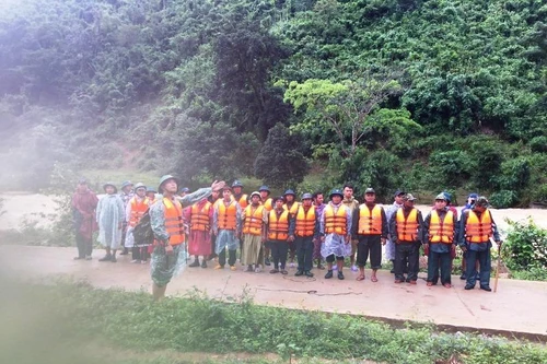 Đưa 45 người leo núi Tà Giang bị mắc kẹt về an toàn