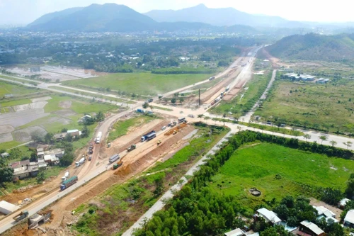 4/5 dự án đường Hồ Chí Minh vẫn trong cảnh “khát” nguyên liệu