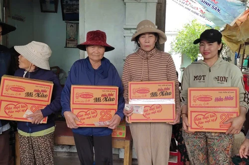 Acecook Việt Nam hỗ trợ 21.000 sản phẩm mì ăn liền cho người dân vùng lũ